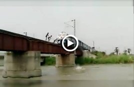 ghaziabad, ghaziabad news, train, train stunt, train stunt video, train stunt video youtube, train stunt video in india, train stunt video death, Stunt On train, dangerous stunt, dangerous train stunt, dangerous stunt Video,