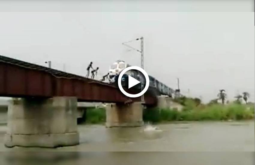 ghaziabad, ghaziabad news, train, train stunt, train stunt video, train stunt video youtube, train stunt video in india, train stunt video death, Stunt On train, dangerous stunt, dangerous train stunt, dangerous stunt Video,