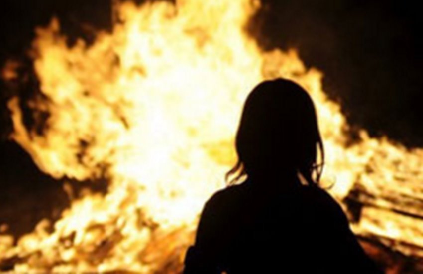 Girl sets self on fire, jaipur
