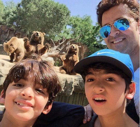 अफ्रीका में भालुओं के साथ के सेल्फी लेने के बाद अब ऋतिक बेटों के साथ जंगल में रहने का एडवेंचर ले रहे हैं। ऋतिक ने इंस्टाग्राम पर शेयर की ये तस्वीरें।