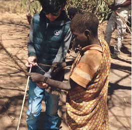 जंगल में ऋतिक के बच्चे तीर-कमान चलाने की ट्रेनिंग ले रहे हैं।