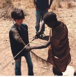 आदिवासी बच्चों से बारिकियां सीख रहे हैं बच्चे।