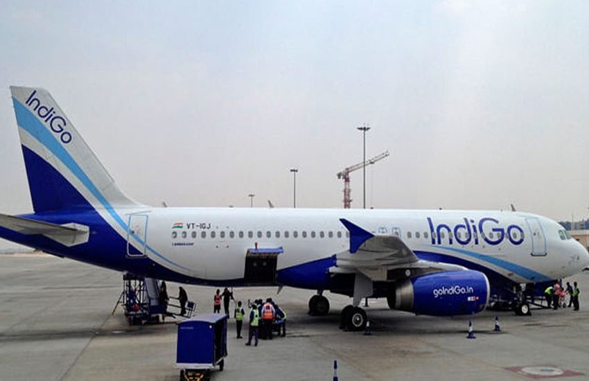 Indigo aircraft, Indigo plane, JAIPUR, Flight 6E-962, Indigo aircraft wings, wings hit aerobridge, airport, aerobridge, Breaking news, Jansatta, Hindi news