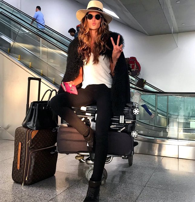 पैरिस वेकेशन पर निकली ब्राजीलियन मॉडल इजाबेल गोलार्ट ने ये तस्वीर शेयर की।