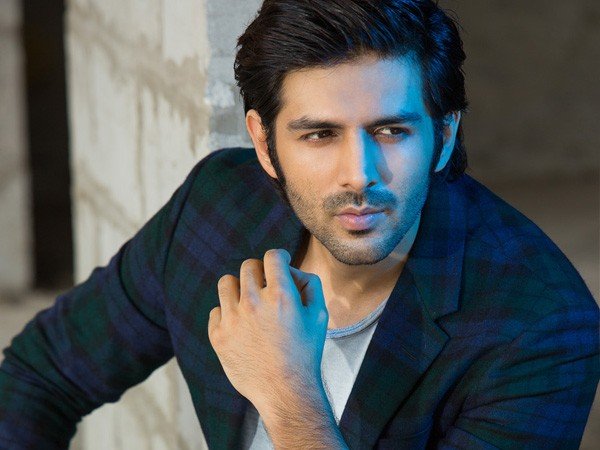 कार्तिक आर्यन को आप नेक्सट चॉकलेट बॉय कह सकते हैं। प्यार का पंचनामा के दोनों पार्ट्स में उनका काम काबिले तारीफ है। लड़कियों के साथ रोमांस करते वो बेहद क्यूट लगते हैं।