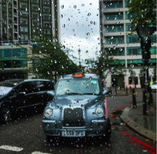 भट्ट सिस्टर्स ने लंदन में बारिश का मजा भी लिया