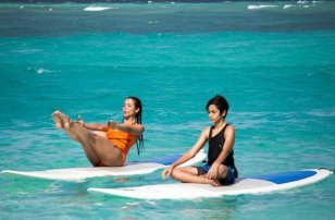 मलाइका ने मालदीव में बीच समुद्र में योग आसन किए।