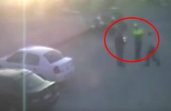 Video: गलत पार्किंग पर पुलिस ने टोका तो खुद को लगा ली आग