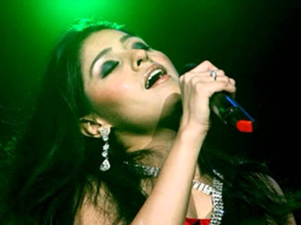 गाना गाते सुनिधि