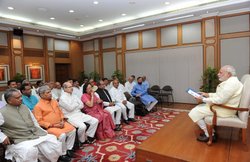 Modi Cabinet reshuffle 2016: पता नहीं किस पर गिर जाए मोदी की गाज, दो दर्जन मंत्रियों की उड़ी है नींद