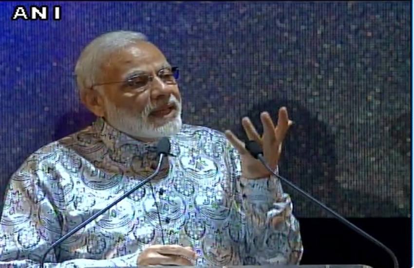 साउथ अफ्रीका के जोहानिसबर्ग में भाषण देते पीएम मोदी 