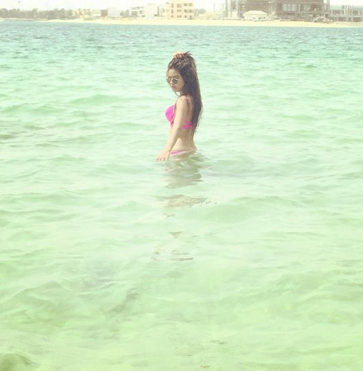 इस तस्वीर पर तो निया के फैंस ने उन्हें बॉलीवुड में चांस तलाशने की भी सलाह दे डाली।