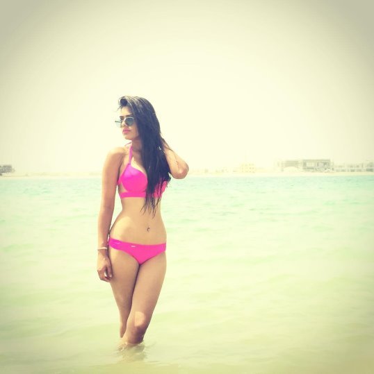 पिंक बिकनी में निया अपनी टोन्ड बॉली फ्लॉन्ट कर रही हैं।