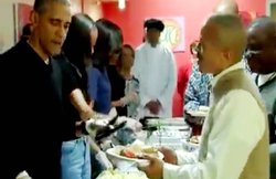 व्‍हाइट हाउस में आयोजित इफ्तार डिनर में ओबामा ने परोसा खाना, Video सोशल मीडिया पर VIRAL