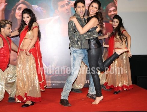 परफॉर्मेंस के बाद पोज करते दिखे दोनो