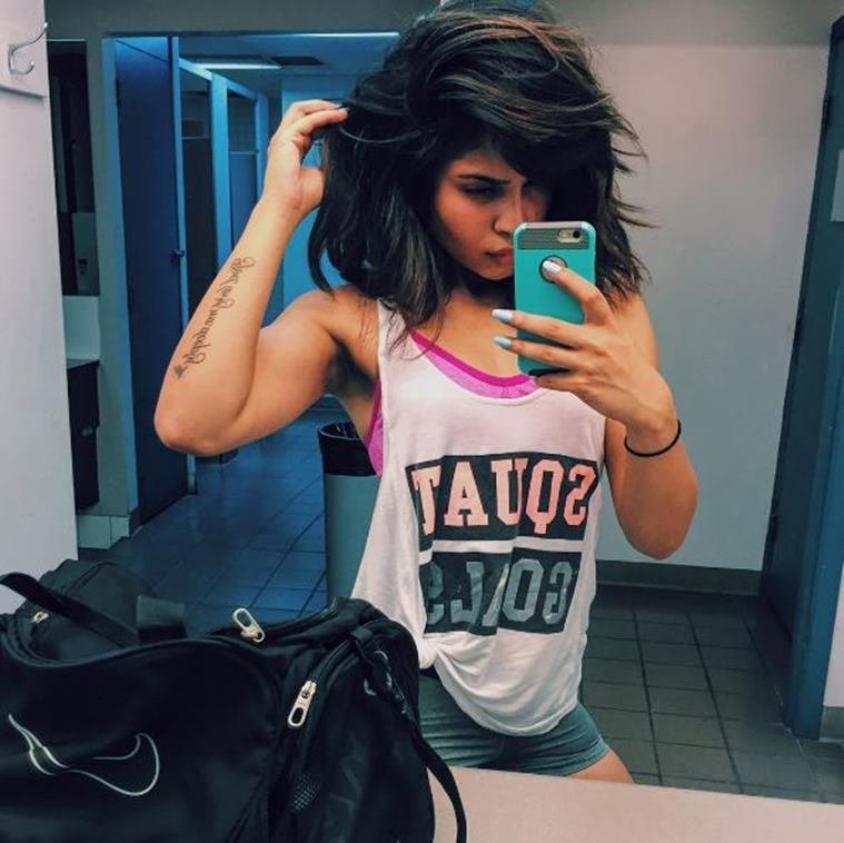 अगर आप तस्वीर देखकर इन्हें प्रियंका चोपड़ा समझ रहे हैं तो जरा ध्यान से देखिए क्योंकि ये पिगी चॉप्स नहीं हैं। जी हां प्रियंका नहीं बल्कि वेन्कोवर की रहने वाली नवप्रीत बंगा हैं जो हू-ब-हू प्रियंका जैसी दिखती हैं।