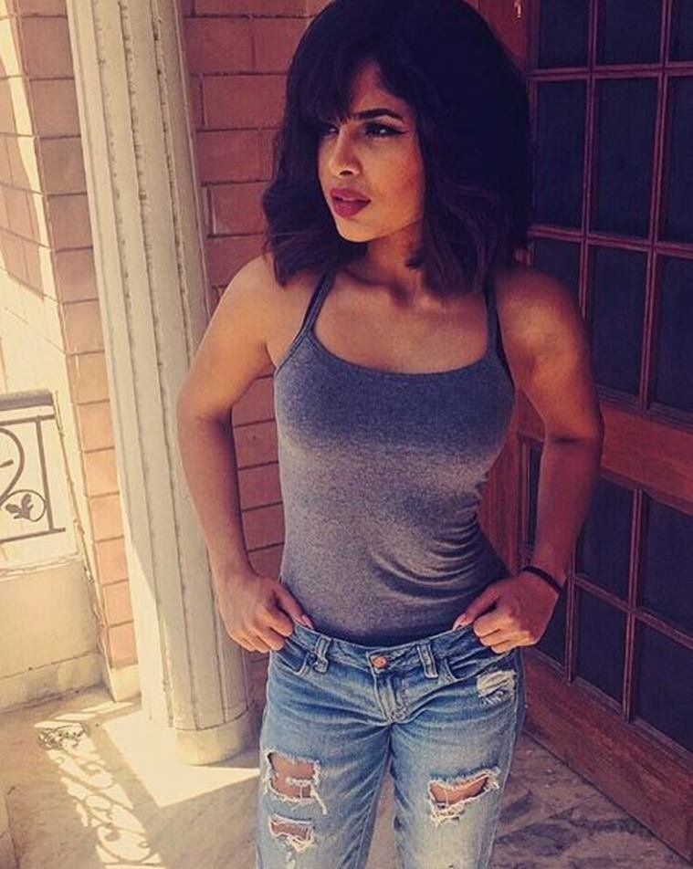 शायद प्रियंका भी इन्हें देखे तो कनफ्यूज हो जाएं।