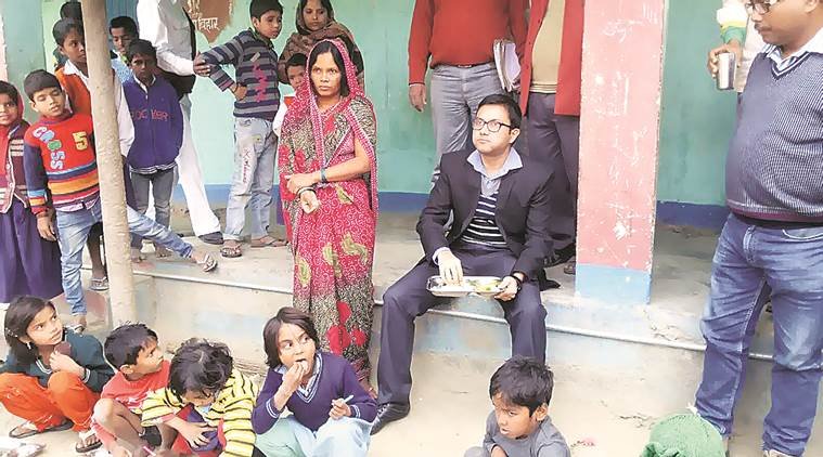 पिछले साल गोपालगंज में भी डीएम राहुल कुमार ने एक स्कूल में पहुंचकर इसी प्रकार विधवा महिला का हाथों का बना मिड डे मील खाया था। (file photo)