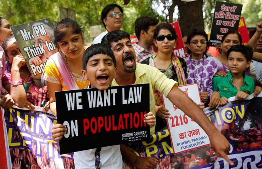 यूएन की एक रिपोर्ट के अनुसार साल 2050 तक दुनिया की आबादी 9.8 अरब हो जाएगी। (Photo: AP)