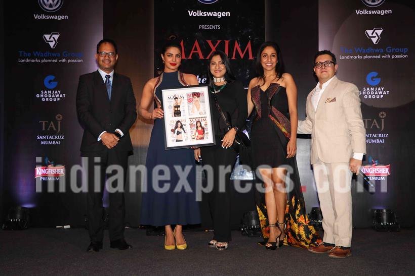 मैक्सिम मैग्जीन के लेटेस्ट एडिशन के कवर रिलीज के मौके पर इस अंदाज में पहुंची प्रियंका चोपड़ा। प्रियंका इस एडिशन में मैग्जीन के कवरपेज पर हैं। कवर पेज पर वही तस्वीर है जिसके बाद उनके आर्मपिट्स को लेकर कमेंट शुरू हो गए थे।