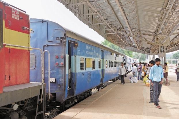 दिल्ली में कोहरा, सड़क व रेल की गति थमी