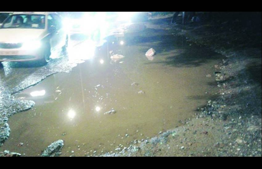 pothole in Delhi, Delhi biker, Delhi biker dies, Delhi's Vasant Kunj, Vasant Kunj news, Vasant Kunj accident, motorcycle stuck in pothole, delhi rain, Man falls off in pothole, hindi news, Jansatta