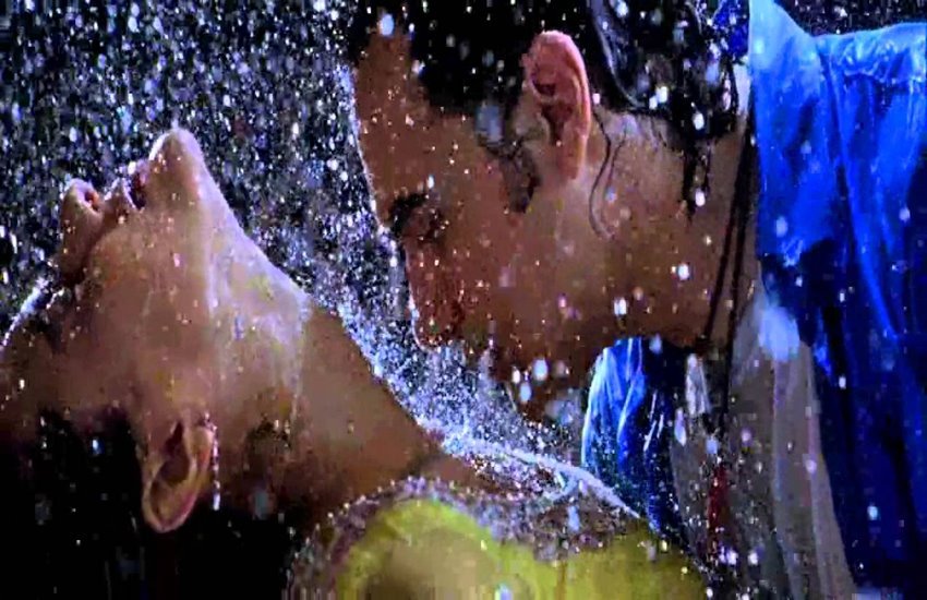 'फना' फिल्म के गाने 'ये साजिश है बूंदों की' में आमिर और काजोल की केमिस्ट्री देखने लायक है
