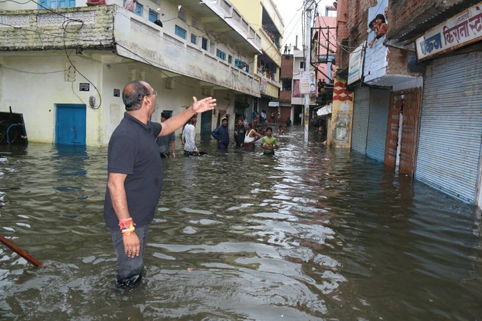 सड़कों से लेकर घरों के अंदर भरा पानी