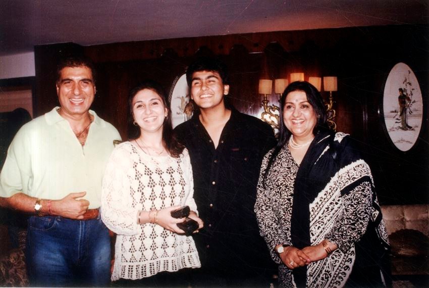 बेटी जूही, बेटे आर्य और पत्नी नादिरा बब्बर के साथ राज बब्बर। (Express Archive Photo)