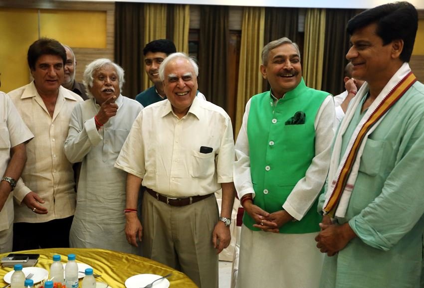 कांग्रेस नेता प्रमोद तिवारी, मधुसूदन मिस्त्री, निर्मल खत्री और कपिल सिब्बल के साथ राज बब्बर। (Express Archive Photo)