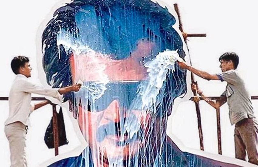 रजनीकांत के पोस्टर्स को मिलती है मिल्क बाथ