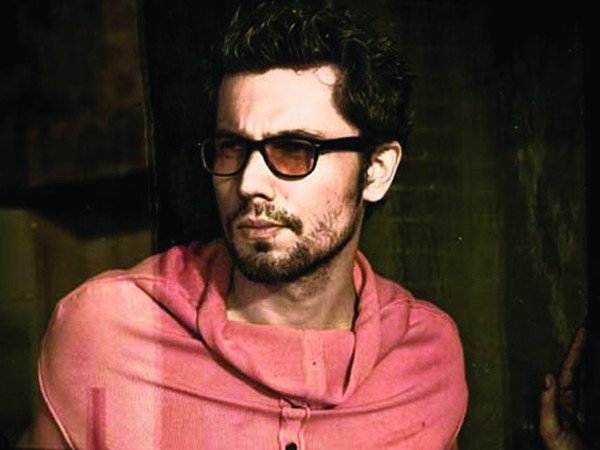 अपने रफ एंड टफ लुक के साथ रणदीप हुड्डा कई लड़कियों के प्रिंस चार्मिंग हैं। रणदीप की अच्छी हाईट और मस्कुलर बॉडी उन्हें एक हॉट लुक देती है।