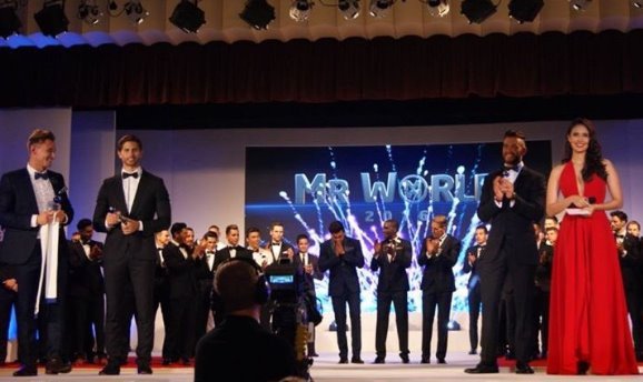 रोहित ने मेन इवेंट पर नीता साबू का डिजाइन किया टक्सेडो पहना था।