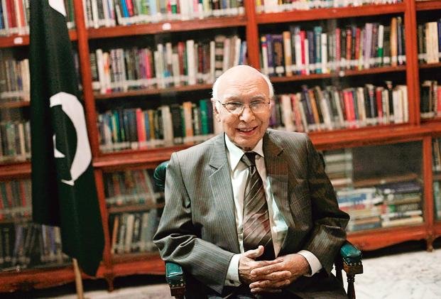 पाकिस्तान के प्रधानमंत्री के विदेश मामलों के सलाहकार सरताज अजीज (Photo: Reuters)