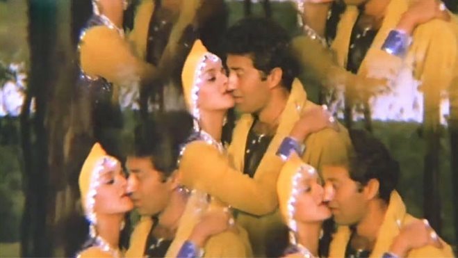 नकली भीड़, सुपरहीरो वाले स्टंट और हीरो-हीरोइन के रोमांस को दिखाने वाले ये स्पेशल इफेक्ट भी अब बीते जमाने की बात हो गए हैं।