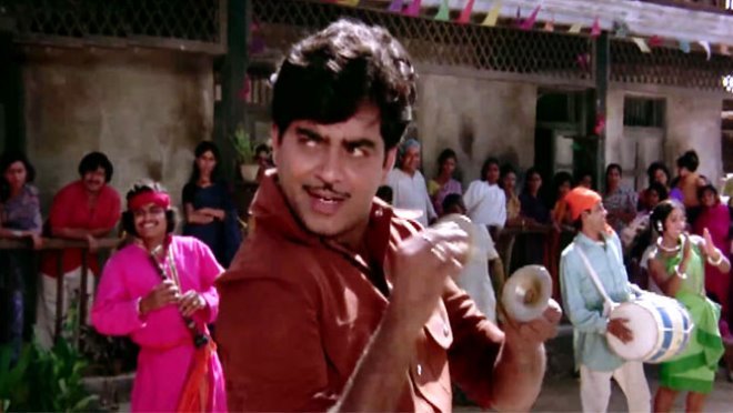 जैसे-जैसे फिल्मों से बस्ती और बस्ती वाले गुंडे गायब हुए, बस्ती की मस्ती और गाने भी बाहर होते गए। अब ये गाने पब और डिस्को में फिल्माए जाते हैं।