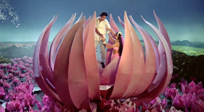 फिल्म में गाना और सपने में पहुंच जाना फिर बड़े-बड़े प्रॉप्स के साथ डांस, सोचते ही जीतेंद्र और गोविंदा के गाने याद आने लगते हैं।