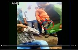 शादी का झांसा देकर रेप करने के आरोपी को तृप्ति देसाई ने चप्पल से पीटा, वीडियो वायरल