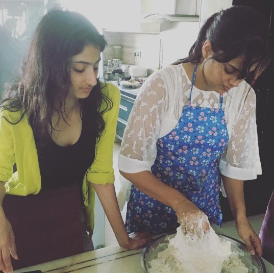 पलक के साथ श्वेता, ये तस्वीर मदर्स डे की है। इस मौके पर दोनों ने मिलकर पिज्जा बनाया था।