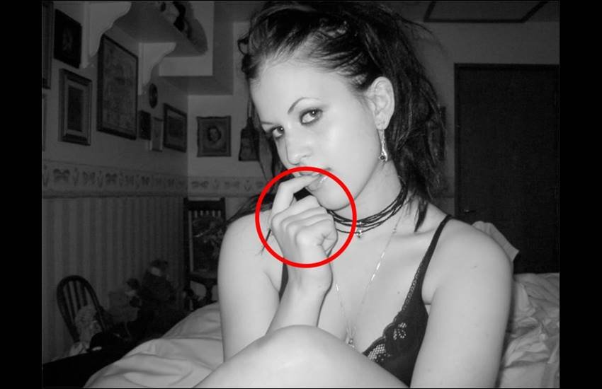 selfie, selfie News, Woman sexy selfie, Photo Puzzle, viral image on Facebook, illusion, illusion photo, illusion image,