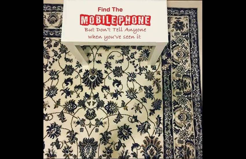 selfie, selfie News, Woman sexy selfie, Photo Puzzle, viral image on Facebook, illusion, illusion photo, illusion image,