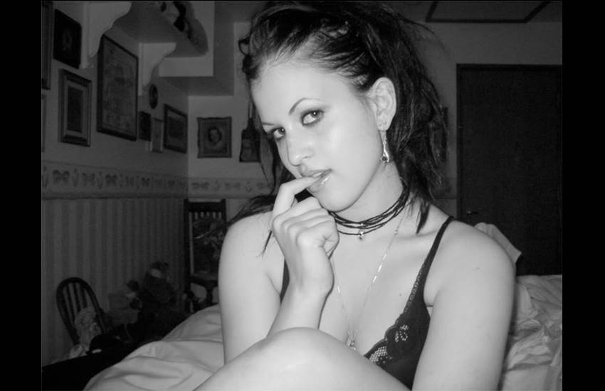 selfie, selfie News, Woman sexy selfie, Photo Puzzle, viral image on Facebook, illusion, illusion photo, illusion image,