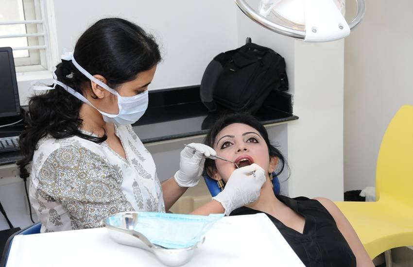 दुनिया के कई दूसरे देशों में भी अलग-अलग दिन डॉक्टर्स डे मनाया जाता है। उदाहरण के तौर पर अमेरिका में 30 मार्च को डॉक्टर्स डे मनाते हैं, पहले इसे 9 मई को मनाते थे। इसी तरह क्यूबा, वियतनाम और ईरान में अलग-अलग दिन इसे सेलिब्रेट किया जाता है।