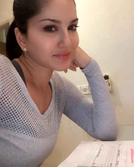 हिंदी सीख रही सनी ने सबके साथ ये बात शेयर करते हुए 3 दिन पहले ये तस्वीर पोस्ट की थी।