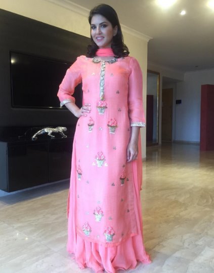 ईद पर अपनी नई ड्रेस फ्लॉन्ट करते हुए सनी ने ये तस्वीर शेयर की ।