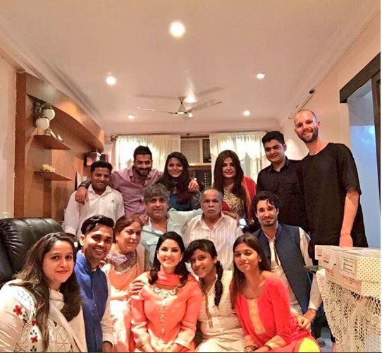 ईद पर सनी की फैमिल फोटो