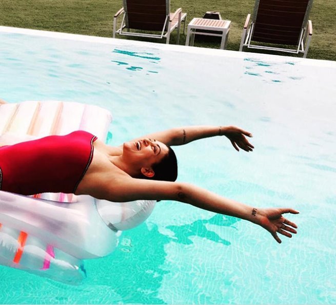 सभी सेलिब्रिटीज ने हॉलिडे पर जमकर मस्ती की साथ ही अपने फैन्स का भी पूरा ध्यान रखा। यही वजह है कि हमें इंस्टाग्राम पर ये बेहतरीन तस्वीरें देखने को मिलीं। सुष्मिता सेन अपनी बेटियों रिनी और अलीसा के साथ छुट्टियों पर थाईलैंड गई थीं।