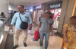 पैंट-शर्ट पहनकर लड़की के साथ मॉल में घूम रहे थे जूना अखाड़े के महामंडलेश्वर, फोटो सामने आई तो मिली सजा