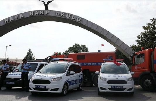 इस्तांबुल के Air Force Academy के बाहर पुलिस की गाड़िया ( (Photo- Agency)