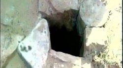 मध्य प्रदेश: बोरवेल में फंसे तीन वर्षीय बालक को निकालने का प्रयास जारी